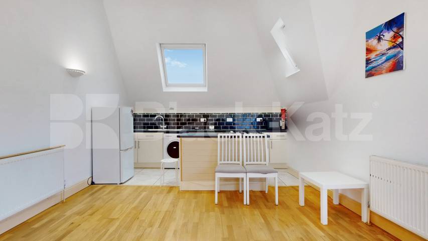 Modern & Spacious 1 bedroom property with communal Terrace Myddleton Road, Bounds Green
